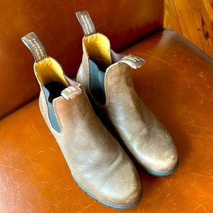 Size 38.5 gently used Blundstone chelsea boots